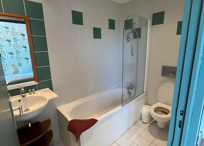 L'hemisphere Hotel *